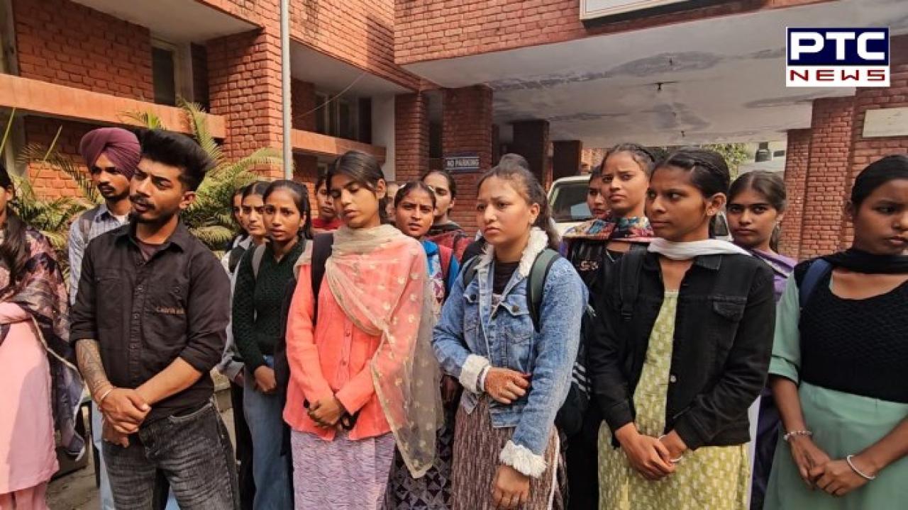 Sangrur ਦੇ ਸਰਕਾਰੀ ਰਣਬੀਰ ਕਾਲਜ ਦੇ ਸੈਂਕੜੇ ਵਿਦਿਆਰਥੀ ਪਹੁੰਚੇ ਡੀਸੀ ਦਫ਼ਤਰ ,ਫੀਸ ਭਰਨ ਦੇ ਬਾਵਜੂਦ ਵੀ ਨਹੀਂ ਮਿਲ ਰਹੇ ਰੋਲ ਨੰਬਰ