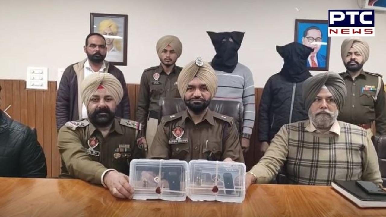 Tarn Taran ਪੁਲਿਸ ਨੇ ਸਰਹੱਦ ਪਾਰੋਂ ਹਥਿਆਰਾਂ ਦੀ ਸਮੱਗਲਿੰਗ ਕਰਨ ਵਾਲੇ 2 ਤਸਕਰਾਂ ਨੂੰ ਵਿਦੇਸ਼ੀ ਪਿਸਟਲਾਂ ਸਮੇਤ ਕੀਤਾ ਕਾਬੂ