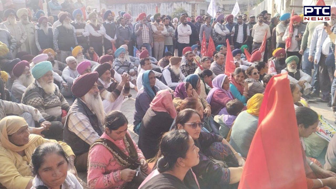 CM ਮਾਨ ਦੇ ਹਲਕੇ ਧੂਰੀ 'ਚ ਗਰਜੇ ਪੰਜਾਬ ਦੇ ਮੁਲਾਜ਼ਮ ਤੇ ਪੈਨਸ਼ਨਰ, ਬੋਲੇ - AAP ਸਰਕਾਰ ਨੇ ਹੱਕਾਂ 'ਤੇ ਮਾਰਿਆ ਡਾਕਾ