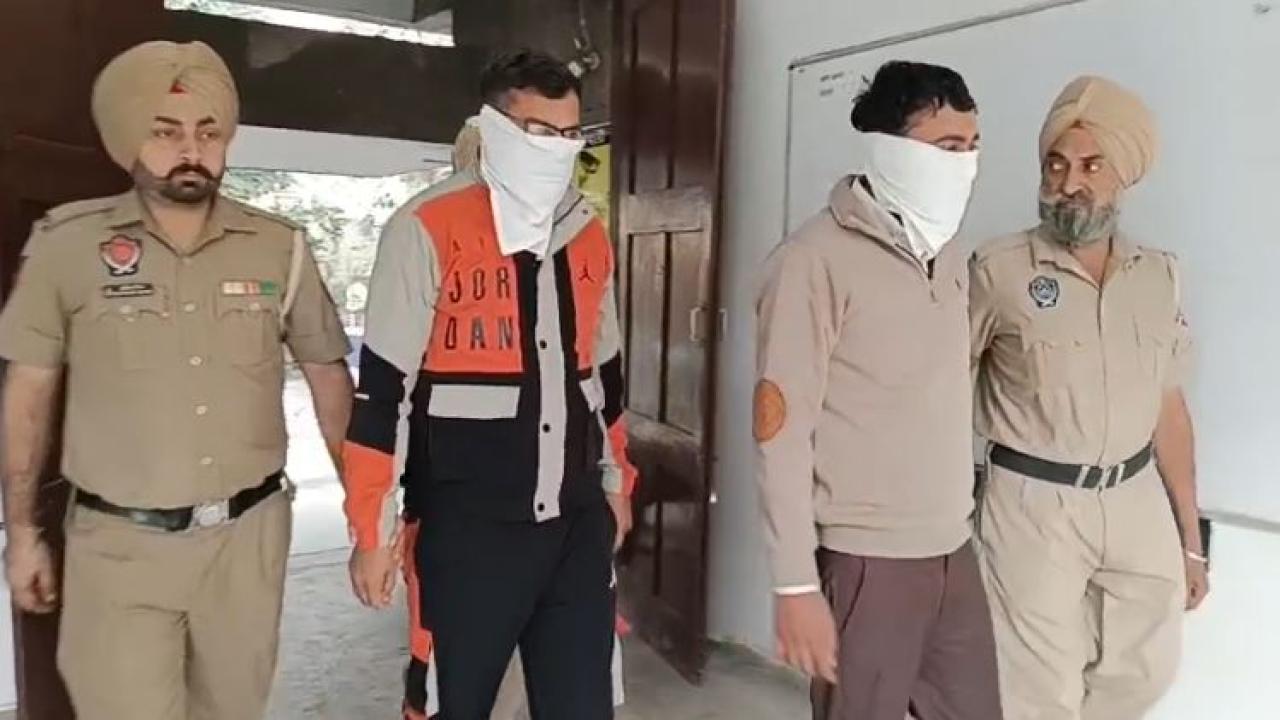 Ferozepur News : ਫਿਰੋਜ਼ਪੁਰ 'ਚ 2 ਨਕਲੀ STF ਅਧਿਕਾਰੀ ਗ੍ਰਿਫ਼ਤਾਰ, ਮੁਲਜ਼ਮਾਂ 'ਚ ਇੱਕ ਔਰਤ ਵੀ ਸ਼ਾਮਲ