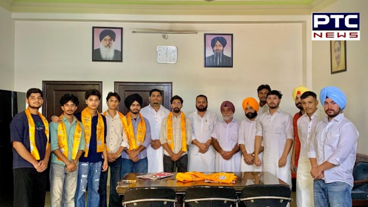 Bathinda News : ਅੱਧਾ ਦਰਜਨ ਨੌਜਵਾਨ ਸ਼੍ਰੋਮਣੀ ਅਕਾਲੀ ਦਲ 'ਚ ਹੋਏ ਸ਼ਾਮਲ , ਹਲਕਾ ਇੰਚਾਰਜ ਇਕਬਾਲ ਸਿੰਘ ਬਬਲੀ ਢਿੱਲੋਂ ਨੇ ਕੀਤਾ ਸਵਾਗਤ