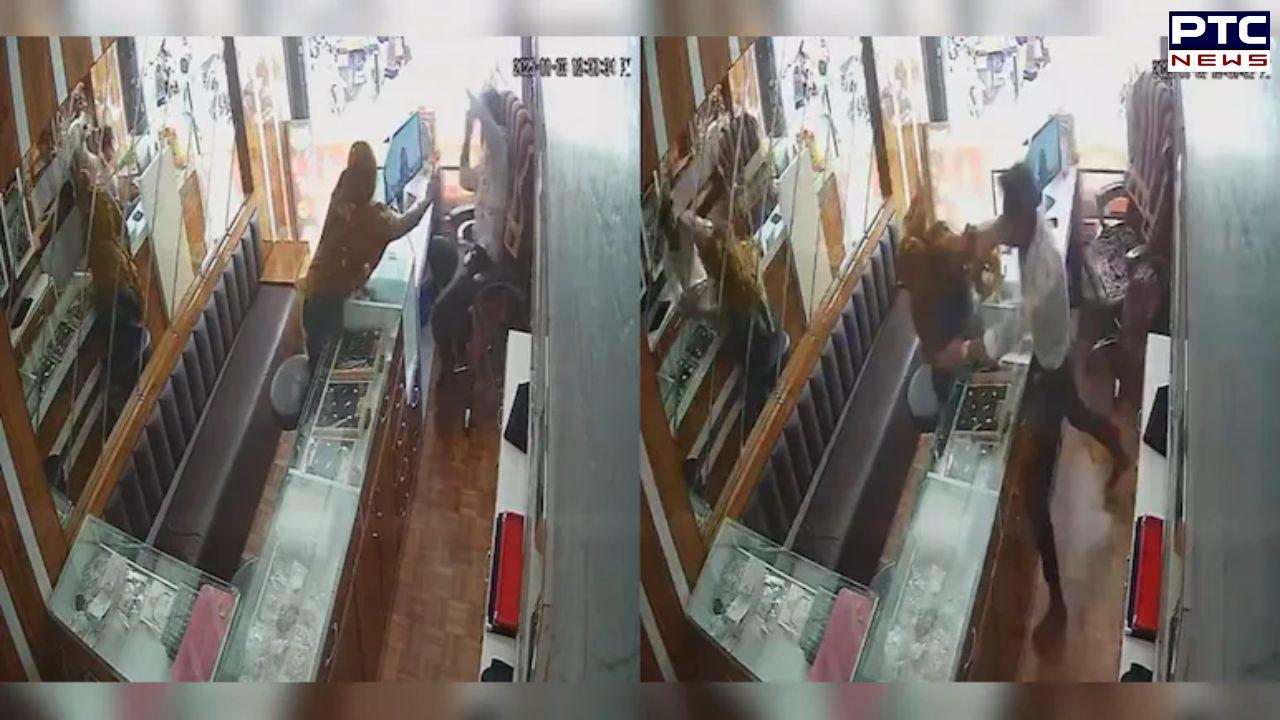 Woman throws chilli powder at jeweler in robbery attempt, instead gets slapped over 20 times
