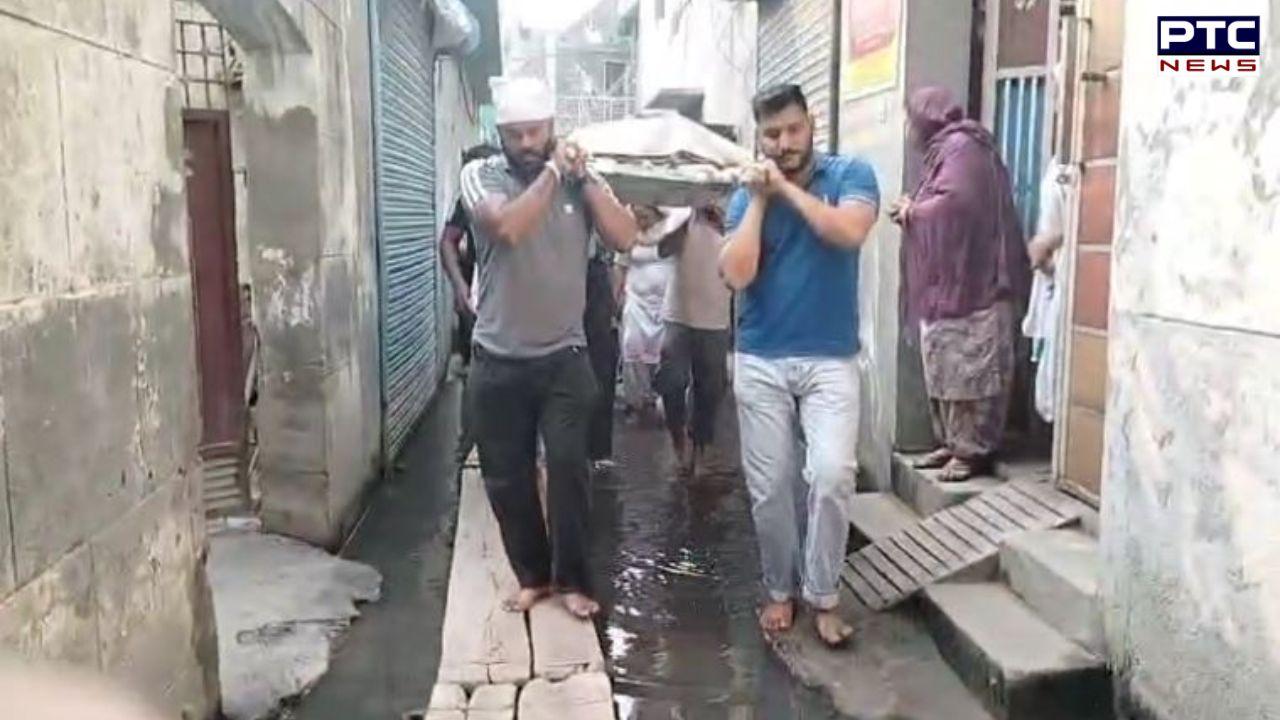 Sangrur News : ਆਜਾ CM ਮਾਨ ਦੇ ਸ਼ਹਿਰ ਦੀ ਨੁਹਾਰ ਦੇਖ ਲੈ...ਸੀਵਰੇਜ ਦੇ ਗੰਦੇ ਪਾਣੀ 'ਚੋਂ ਹੋ ਕੇ ਲੰਘੀ ਬਜ਼ੁਰਗ ਦੀ ਅੰਤਿਮ ਯਾਤਰਾ