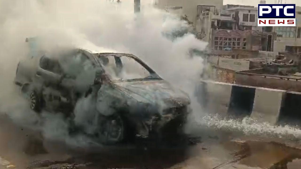 Phagwara ਫਲਾਈਓਵਰ ‘ਤੇ ਚੱਲਦੀ ਕਾਰ ਨੂੰ ਅਚਾਨਕ ਲੱਗੀ ਭਿਆਨਕ ਅੱਗ, ਪਰਿਵਾਰ ਸੁਰੱਖਿਅਤ