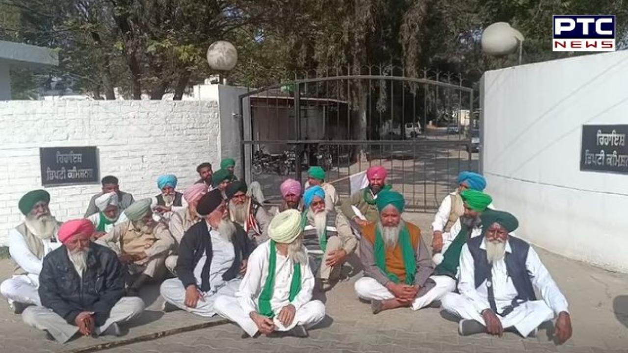 Mansa News : ਸੰਯੁਕਤ ਕਿਸਾਨ ਮੋਰਚੇ ਦੇ ਆਗੂਆਂ ਨੇ ਮਾਨਸਾ ਡਿਪਟੀ ਕਮਿਸ਼ਨਰ ਦੀ ਰਿਹਾਇਸ਼ ਬਾਹਰ ਲਗਾਇਆ ਧਰਨਾ