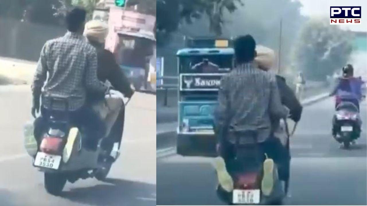 ਵੇ ਟਿਕਟਾਂ ਦੋ ਲੈ ਲਈਂ... Ludhiana Police ਦੀ ਵੱਡੀ ਲਾਪਰਵਾਹੀ, ਹਵਾਲਾਤੀ ਨੂੰ ਸਕੂਟਰ 'ਤੇ ਲਿਜਾਂਦੇ ਮੁਲਾਜ਼ਮ ਦੀ ਵੀਡੀਓ ਵਾਇਰਲ