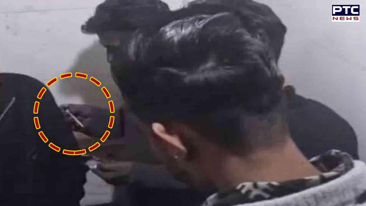 Ludhiana Viral : ਲੁਧਿਆਣਾ 'ਚ ਯੁੱਧ ਨਸ਼ਿਆਂ ਵਿਰੁੱਧ ਦੀ ਨਿਕਲੀ ਫੂਕ, ਲੋਕਾਂ ਨੇ ਜਨਤਕ ਪਖਾਨੇ 'ਚ ਨਸ਼ਾ ਕਰਦੇ ਨੌਜਵਾਨ ਫੜੇ, ਵੀਡੀਓ ਵਾਇਰਲ