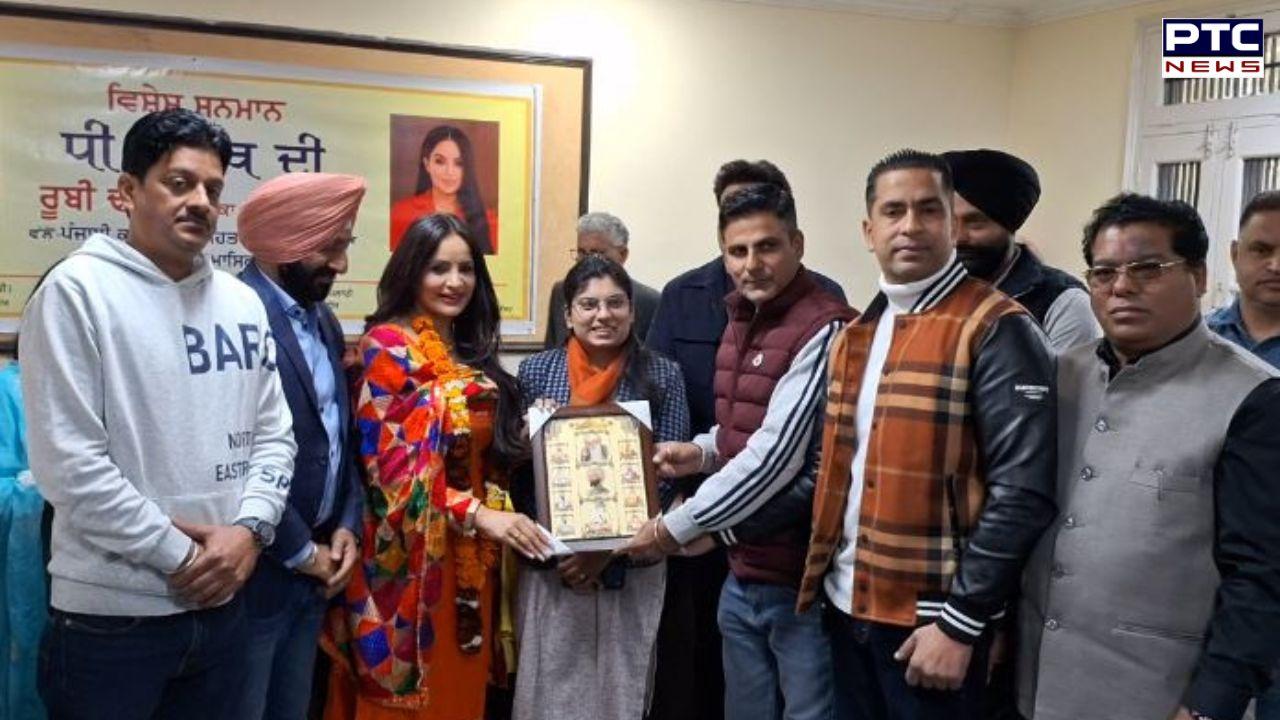 ਕੈਨੇਡੀਅਨ MP ਰੂਬੀ ਢਾਲਾ ਦਾ 'ਧੀ ਪੰਜਾਬ ਦੀ' ਐਵਾਰਡ ਨਾਲ ਫਗਵਾੜਾ ਵਿਖੇ ਸਨਮਾਨਿਤ