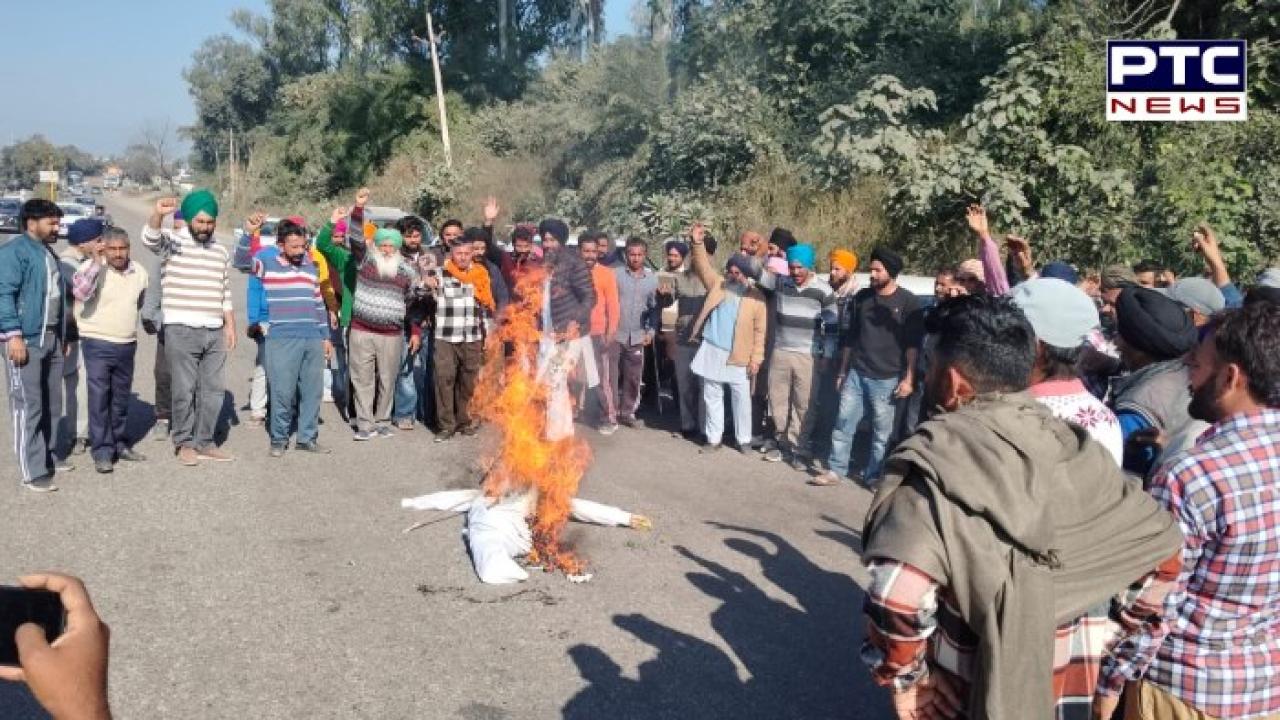 Kiratpur Sahib News : ਪੰਜਾਬ 'ਚ ਟਰੱਕਾਂ ਦੇ ਵਧੇ ਟੈਕਸ ਅਤੇ ਪਾਸਿੰਗ ਦੇ ਰੇਟਾਂ ਨੂੰ ਲੈ ਕੇ ਟ੍ਰਾਂਸਪੋਰਟਰਾਂ ਨੇ ਫੂਕਿਆ ਮੁੱਖ ਮੰਤਰੀ ਦਾ ਪੁਤਲਾ