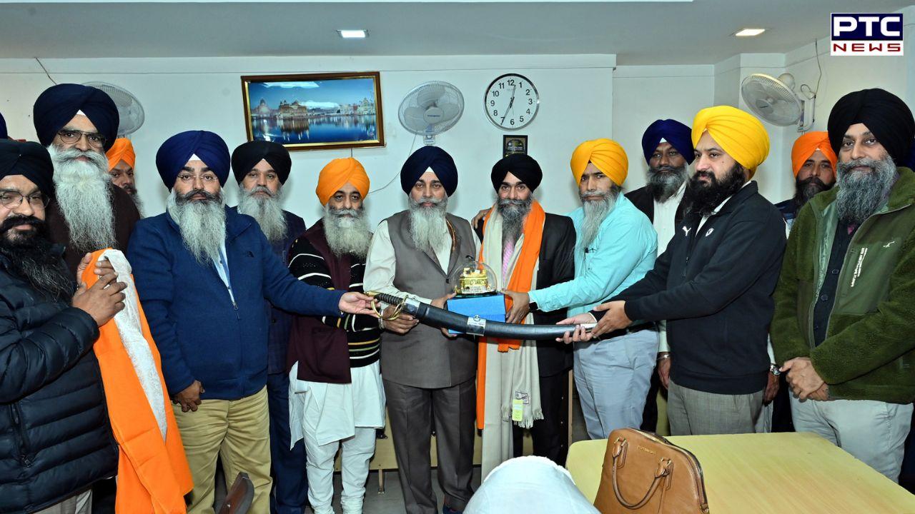 ਸ਼੍ਰੋਮਣੀ ਕਮੇਟੀ ਦੇ ਸੁਪਰਵਾਈਜ਼ਰ ਇਕਬਾਲ ਸਿੰਘ ਨੂੰ ਸੇਵਾ ਮੁਕਤ ਹੋਣ ’ਤੇ ਕੀਤਾ ਸਨਮਾਨਤ