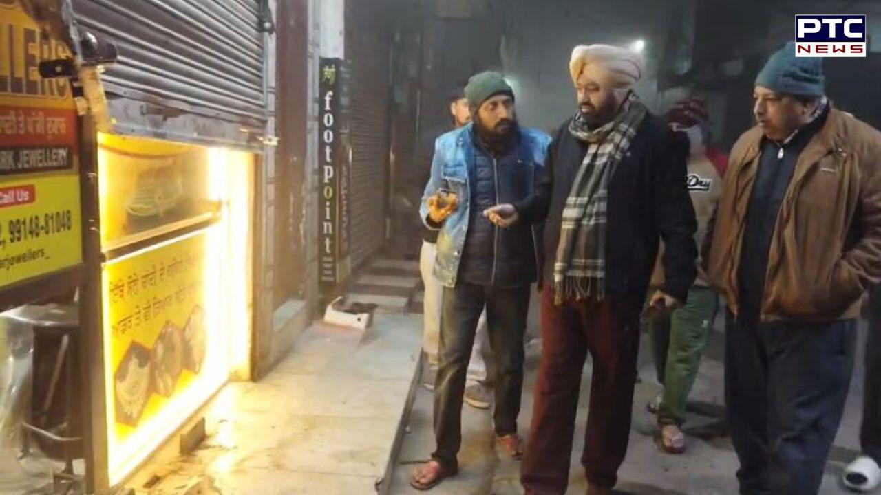 Jalandhar Loot : ਜਲੰਧਰ 'ਚ ਵੱਡੀ ਵਾਰਦਾਤ, ਚੋਰਾਂ ਨੇ ਸੁਨਿਆਰੇ ਦੀ ਦੁਕਾਨ 'ਚੋਂ 50 ਲੱਖ ਦੇ ਗਹਿਣੇ ਕੀਤੇ ਗਾਇਬ, 10 ਮਿੰਟਾਂ 'ਚ ਵਾਰਦਾਤ...