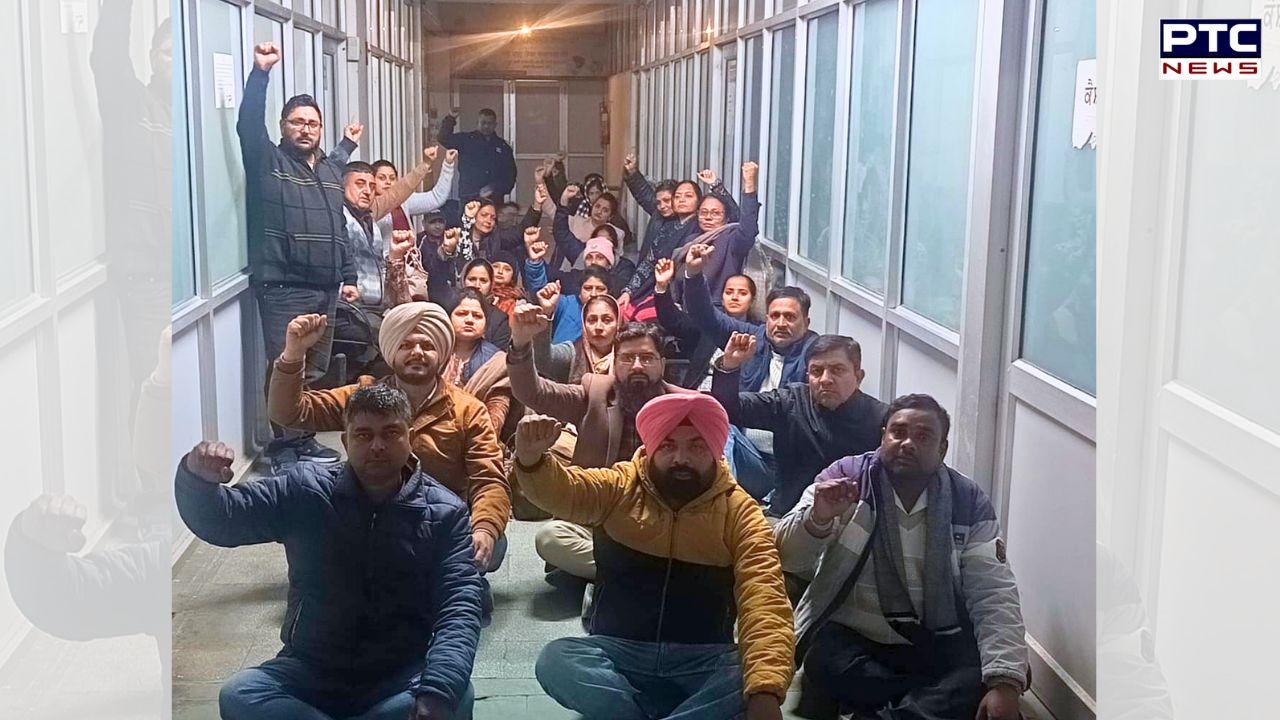 Teacher Protest : ਵਿਸ਼ੇਸ਼ ਅਧਿਆਪਕ ਯੂਨੀਅਨ ਵੱਲੋਂ DGSC ਦਫ਼ਤਰ ਦੀ ਸੱਤਵੀਂ ਮੰਜਿਲ 'ਤੇ ਲਾਇਆ ਰੋਸ ਧਰਨਾ