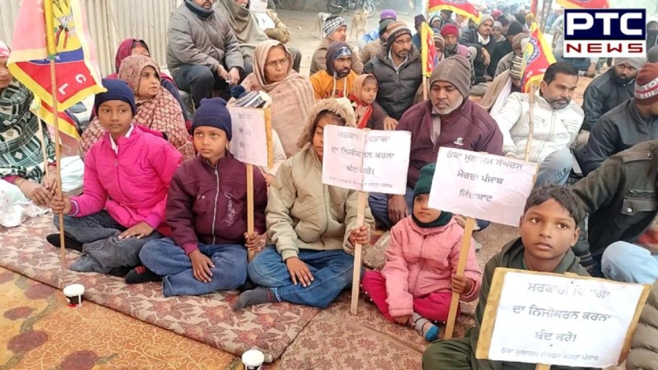 Bathinda News : ਬਿਜਲੀ ਬੋਰਡ ਦੇ ਠੇਕਾ ਮੁਲਾਜ਼ਮਾਂ ਨੇ ਬੱਚਿਆਂ ਸਣੇ ਦਫ਼ਤਰ ਬਾਹਰ ਲਾਇਆ ਧਰਨਾ, ਇਹ ਹਨ ਮੰਗਾਂ
