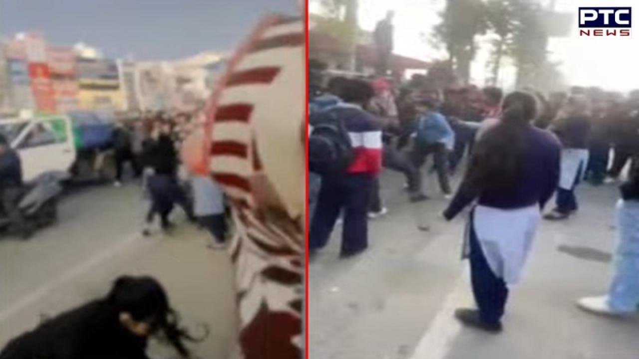 Karnal 'ਚ ਭਿੜੀਆਂ ਵਿਦਿਆਰਥਣਾਂ; ITI ਦੇ ਬਾਹਰ ਸੜਕ ਉਪਰ ਇੱਕ-ਦੂਜੇ 'ਤੇ ਜੜੇ ਘਸੁੰਨ-ਮੁੱਕੇ