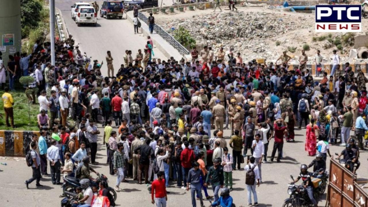Noida Employees Protest : ਤਨਖਾਹ ’ਚ ਵਾਧੇ ਦੀ ਮੰਗ ਨੂੰ ਲੈ ਕੇ ਮੁਲਾਜ਼ਮਾਂ ਵੱਲੋਂ ਹੰਗਾਮਾ; ਕਈ ਵਾਹਨਾਂ ਨੂੰ ਲਗਾਈ ਅੱਗ