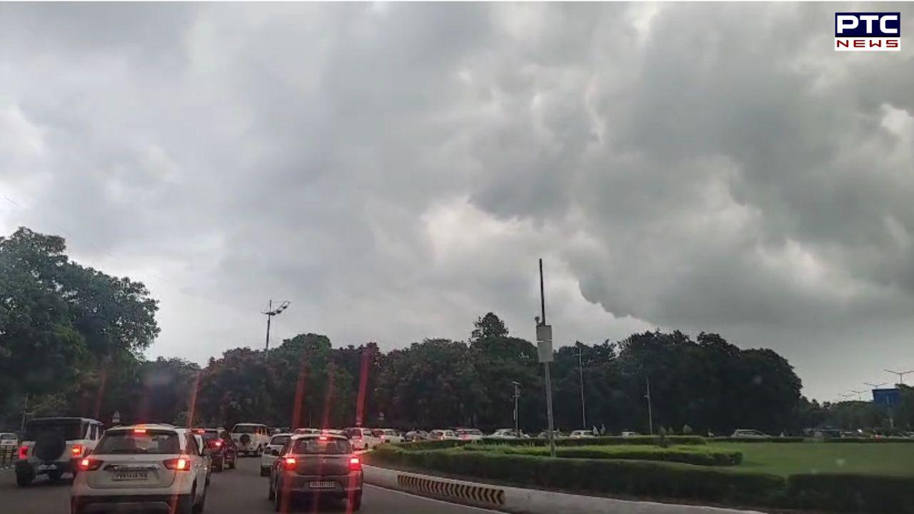 Weather Update: ਮੋਹਾਲੀ ਵਿੱਚ ਭਾਰੀ ਮੀਂਹ ਕਾਰਨ ਦਿਨ 'ਚ ਰਾਤ ਵਰਗੇ ਬਣੇ ਹਾਲਾਤ