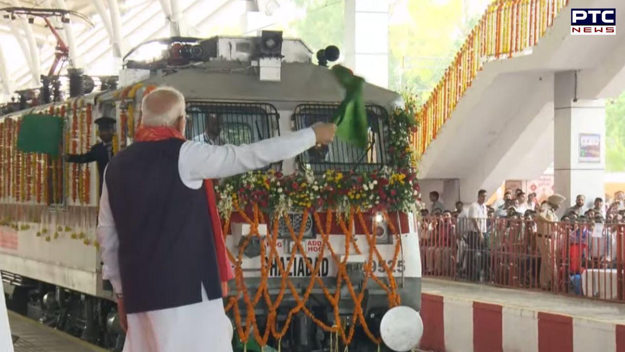 PM Modi Punjab Visit:  ਜਲੰਧਰ ਪਹੁੰਚੇ ਪ੍ਰਧਾਨ ਮੰਤਰੀ ਨਰਿੰਦਰ ਮੋਦੀ, PM  ਨੇ ਅੰਮ੍ਰਿਤਸਰ-ਵਾਰਾਣਸੀ ਰੇਲਗੱਡੀ ਨੂੰ  ਦਿਖਾਈ ਹਰੀ ਝੰਡੀ