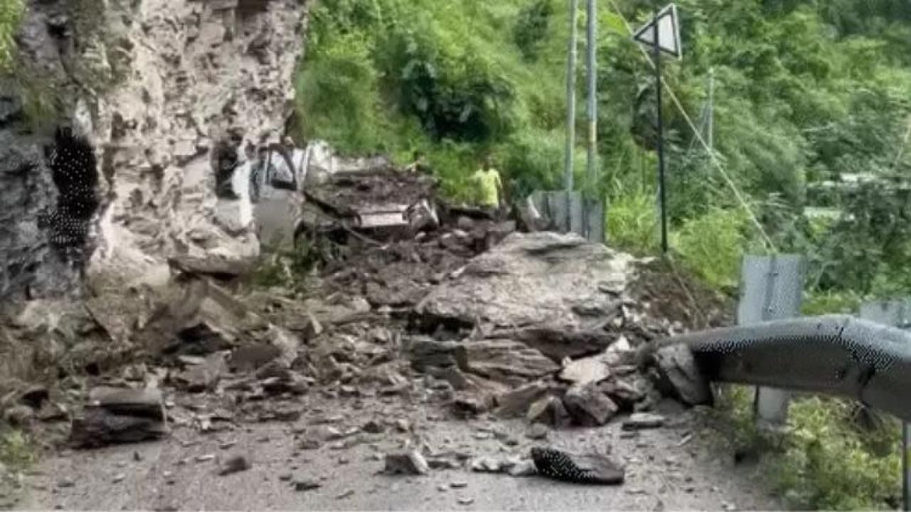 Himachal Pradesh rain fury: Boulders fall on moving car in Kullu, two injured; 259 roads affected