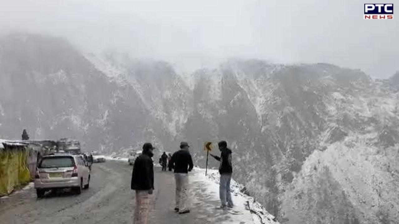 Kashmir 'ਚ ਵਿਛੀ ਬਰਫ਼ ਦੀ ਚਿੱਟੀ ਚਾਦਰ, ਕੁਝ ਥਾਵਾਂ 'ਤੇ ਬਰਫ਼ਬਾਰੀ ਤੇ ਮੀਂਹ ਪੈਣ ਦੀ ਸੰਭਾਵਨਾ