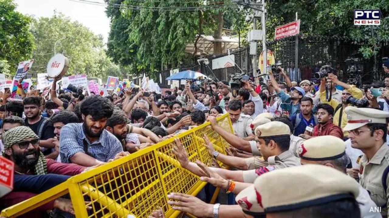 Women journalists allege sexual harassment by cops during Jantar Mantar protest; Rahul Gandhi asks HM for Delhi Police 'misconduct'